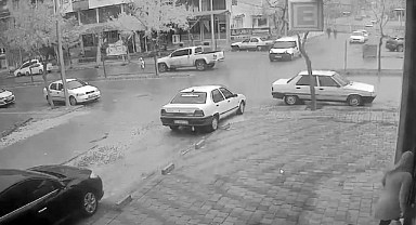 Şanlıurfa'da otomobilin küçük kıza çarptığı kaza kamerada!