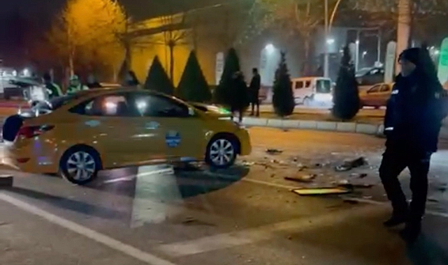 Ticari taksi kırmızı şıkta bekleyen araçlara çarptı: 2 yaralı