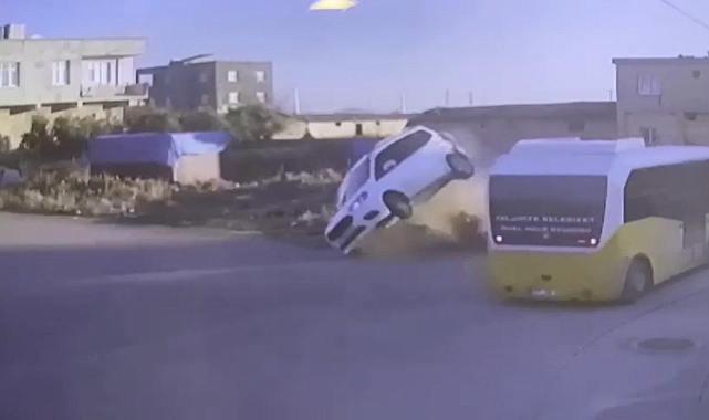 Gaziantep’te minibüs ile hafif ticari araç çarpıştı
