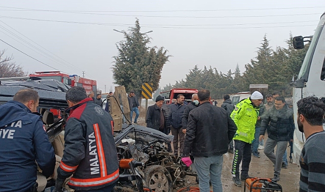 Malatya'da kamyon ile hafif ticari araç çarpıştı!