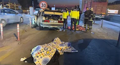 Mersin'de otomobil otoyol gişelerinde beton bariyerlere çarptı!