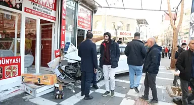 Şanlıurfa'da baba ve oğlun yaralandığı kaza kamerada!