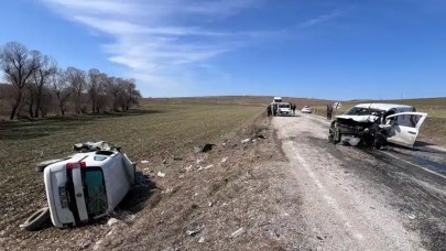 Çorum'da hafif ticari araçlar kafa kafaya çarpıştı: 1 ölü, 5 yaralı