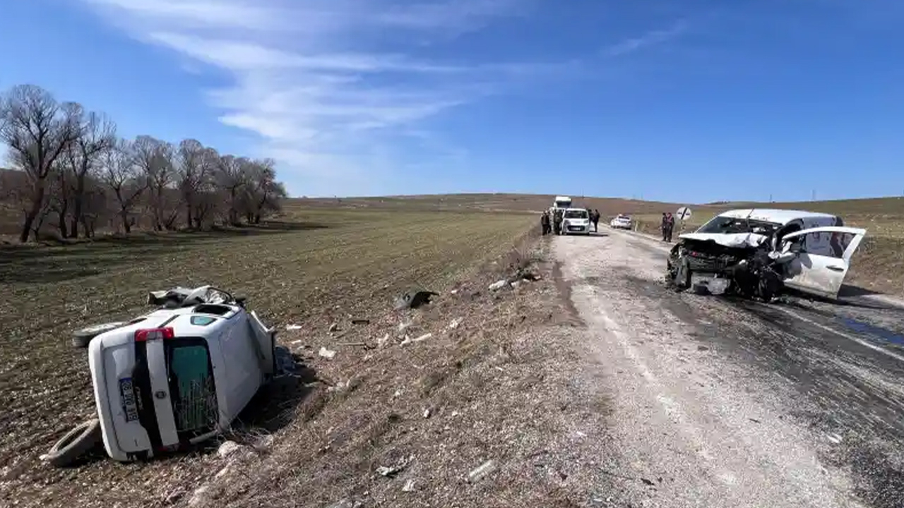 Çorum'da hafif ticari araçlar kafa kafaya çarpıştı: 1 ölü, 5 yaralı