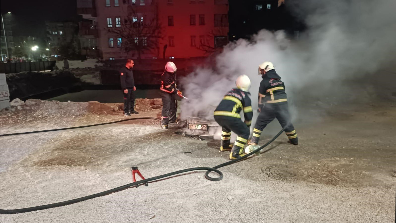 Şanlıurfa'da seyir halindeki otomobil alev alev yandı