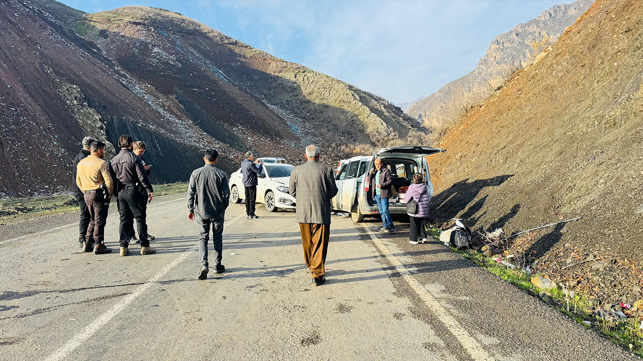 Şırnak’ta otomobil ile kamyonet kafa kafaya çarpıştı!