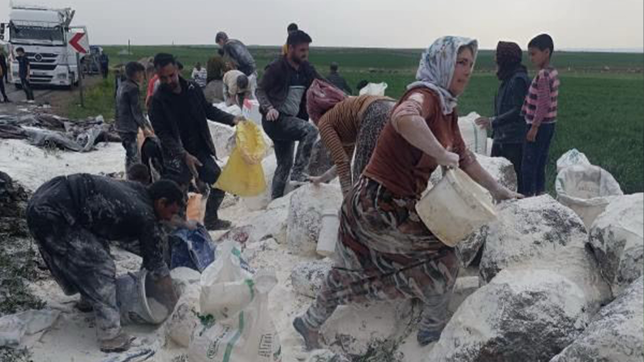 Siverek'te un yüklü tır kaza yaptı, köylüler unları topladı