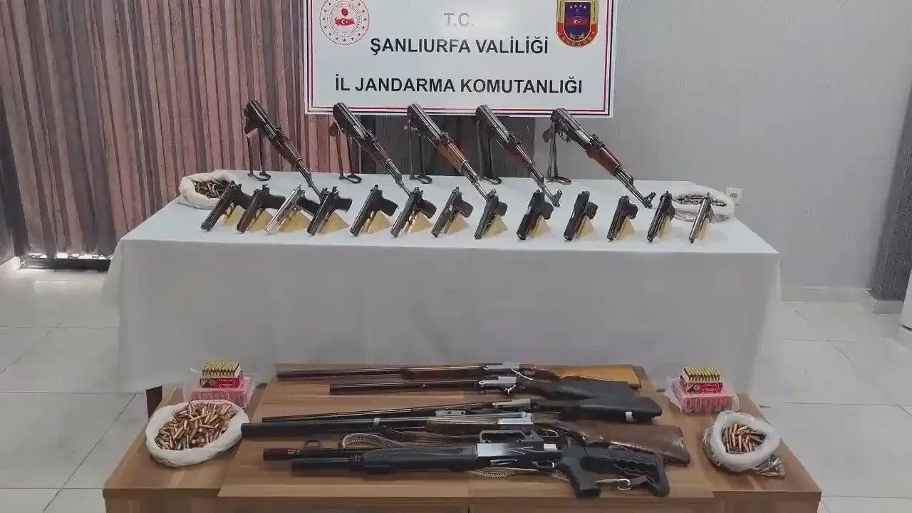 Viranşehir’de şok baskın: Silahlar yatakta, mermiler makinede