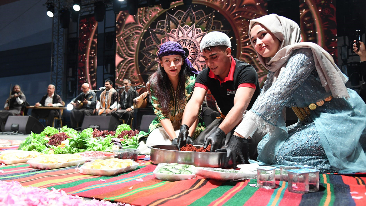 Isparta'da gül festivaline Urfa dokunuşu: siyah gülü ile pembe gülü buluştu