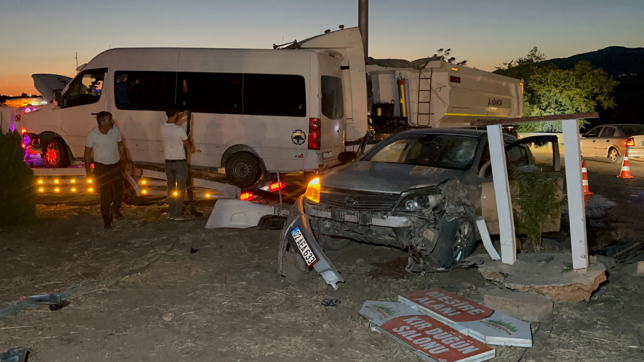 Minibüs ile otomobil çarpıştı: 12 yaralı