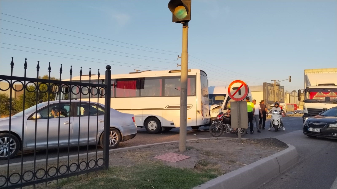 Bursa'da işci servisi ile yolcu minibüsü çarpıştı: 4 yaralı