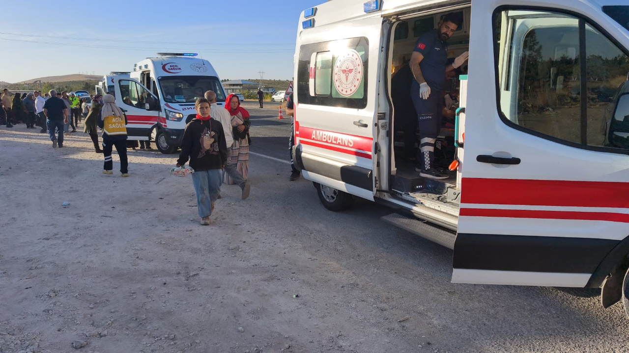 Şanlıurfa'da tarım işçilerini taşıyan minibüs devrildi: 20 yaralı