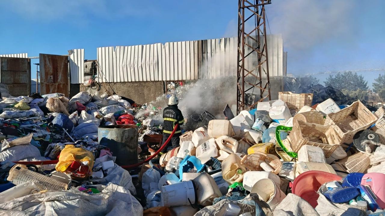 Siverek'te hurdacıda çıkan yangın itfaiye ekiplerince söndürüldü