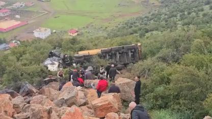 Kamyon uçuruma yuvarlandı