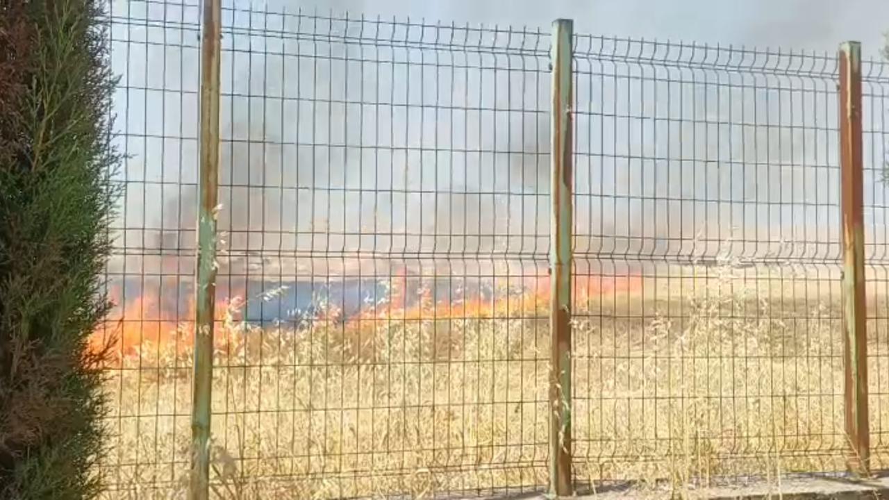 Anız yangını okula sıçramadan söndürüldü