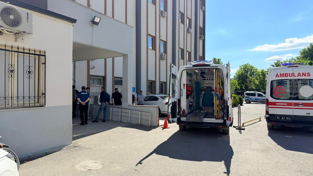 Baraj yolunda motosiklet kaza yaptı: 2 yaralı