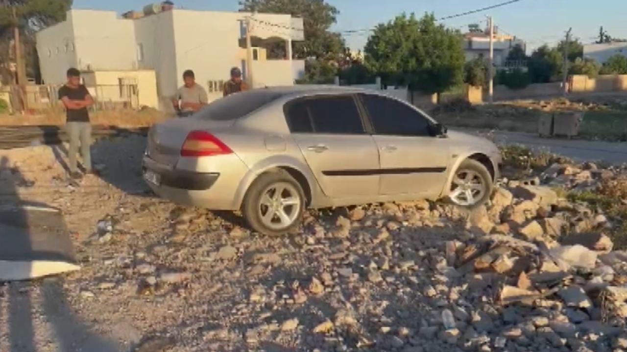 Şanlıurfa’da park halindeki aracın çukura düştü