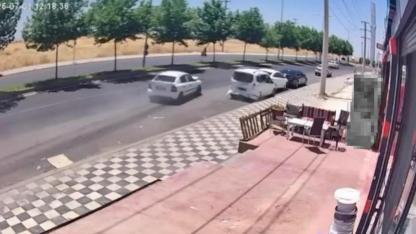 Araçların sırayla çarpıştığı kaza kamerada