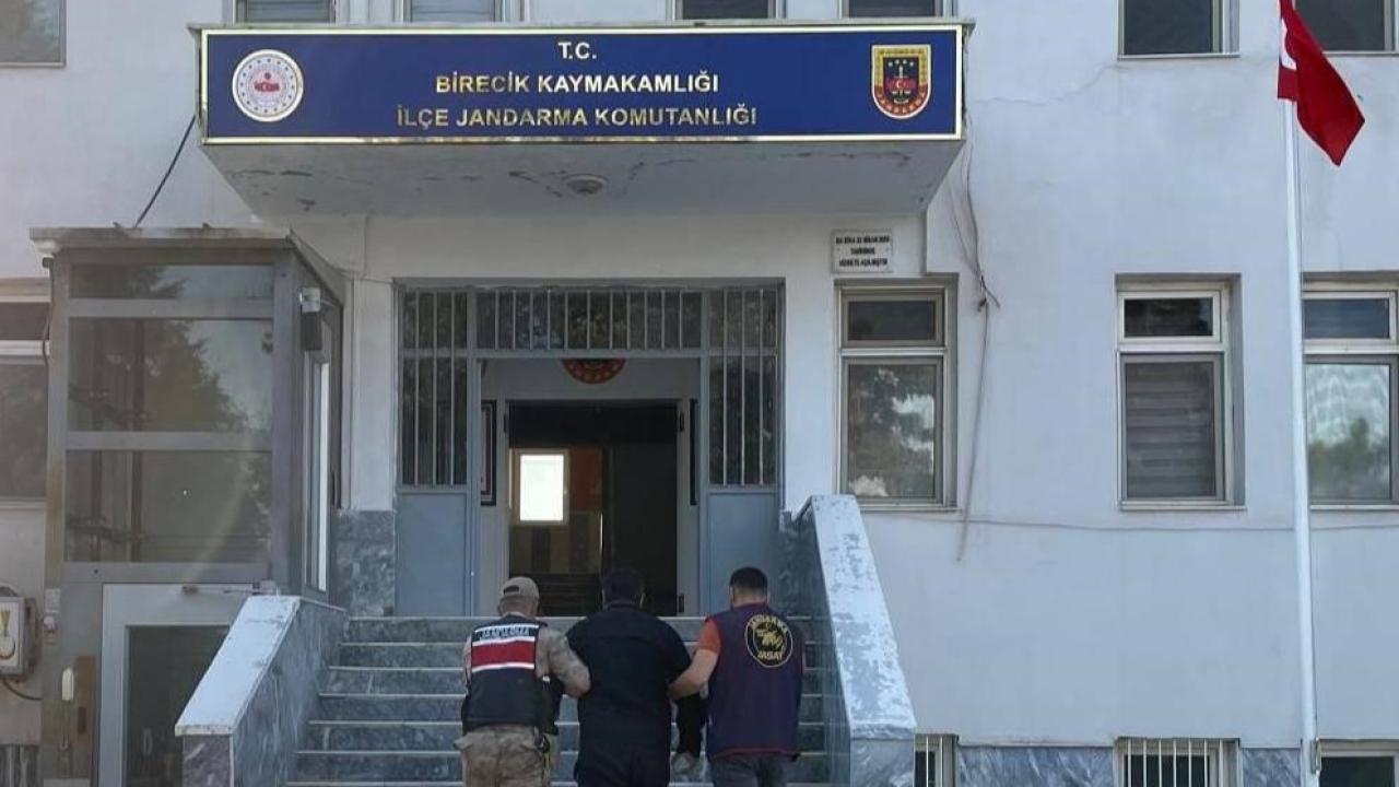 Aranan silahlı yağma şüphelisi kıskıvrak yakalandı