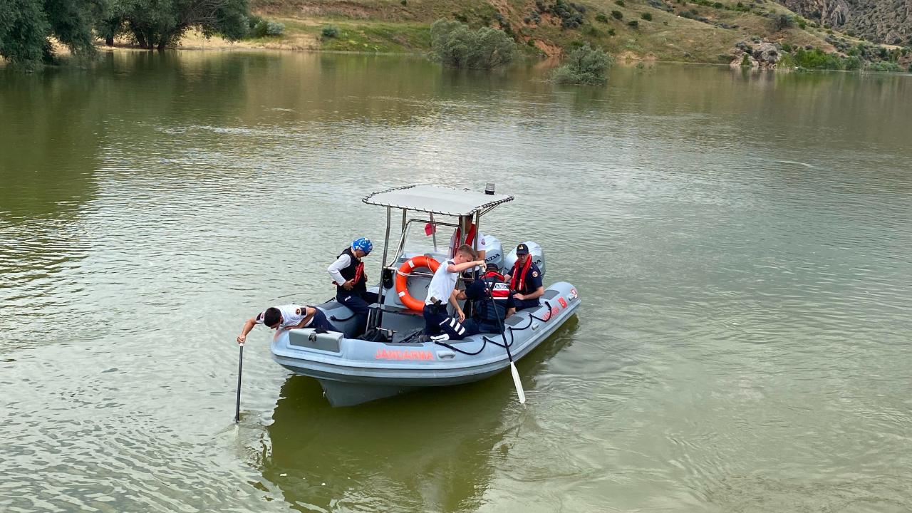 Boğulmamak için çırpınmayın, çırpınmak karaya ulaşmayı zorlaştırır.