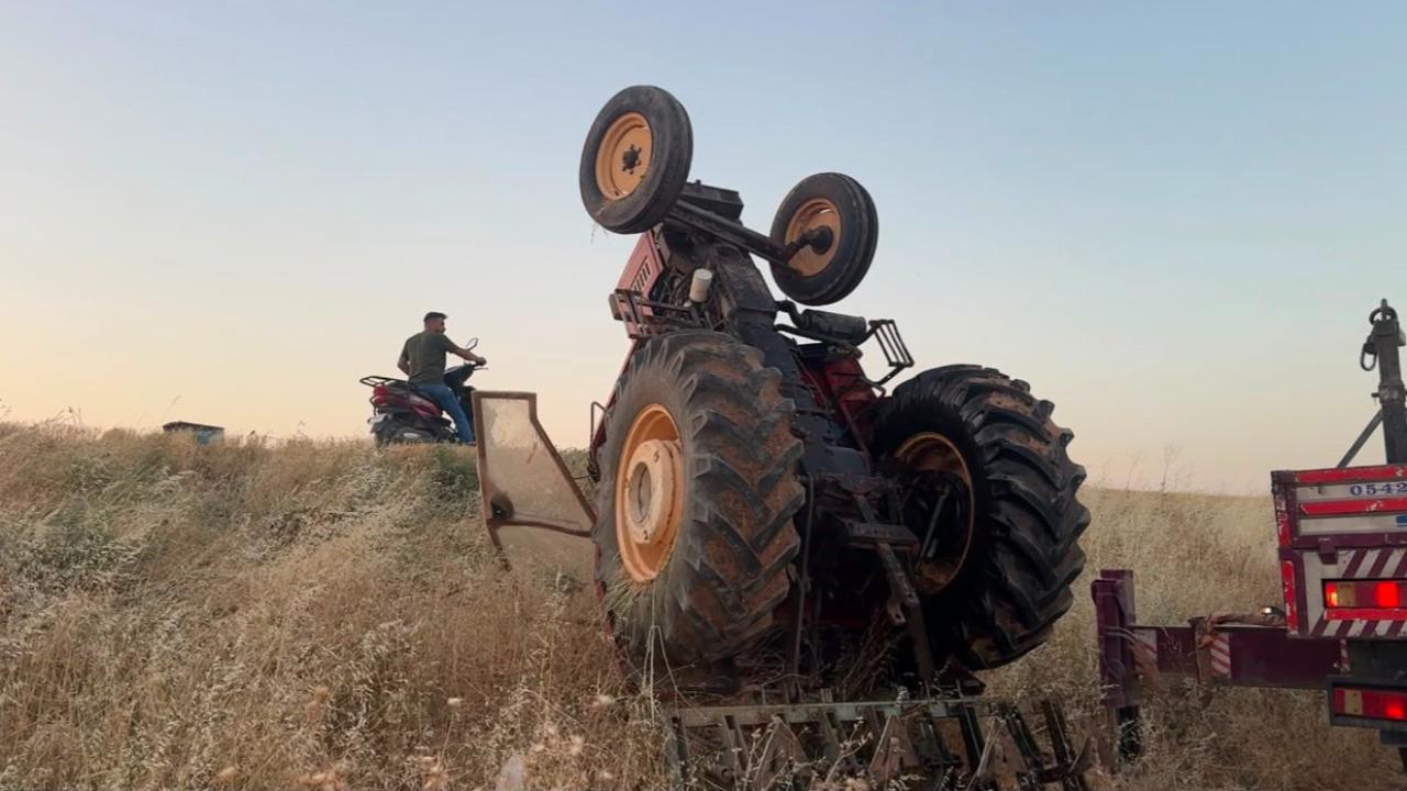 Devrilen traktörün sürücüsü burnu bile kanamadan kurtuldu.