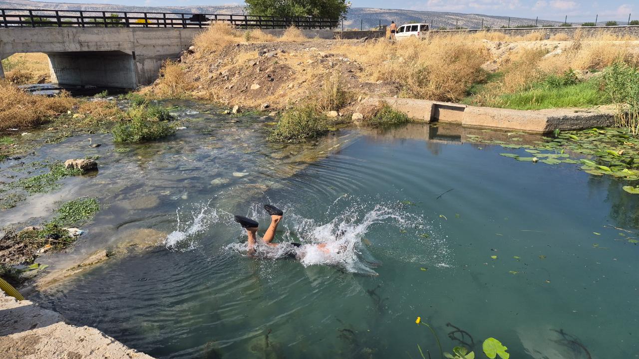 Gaziantep'te sıcaktan bunalanlar su kanallarına koştu