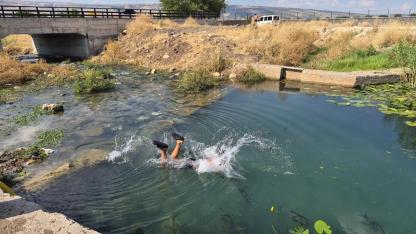 Gaziantep'te sıcaktan bunalanlar su kanallarına koştu