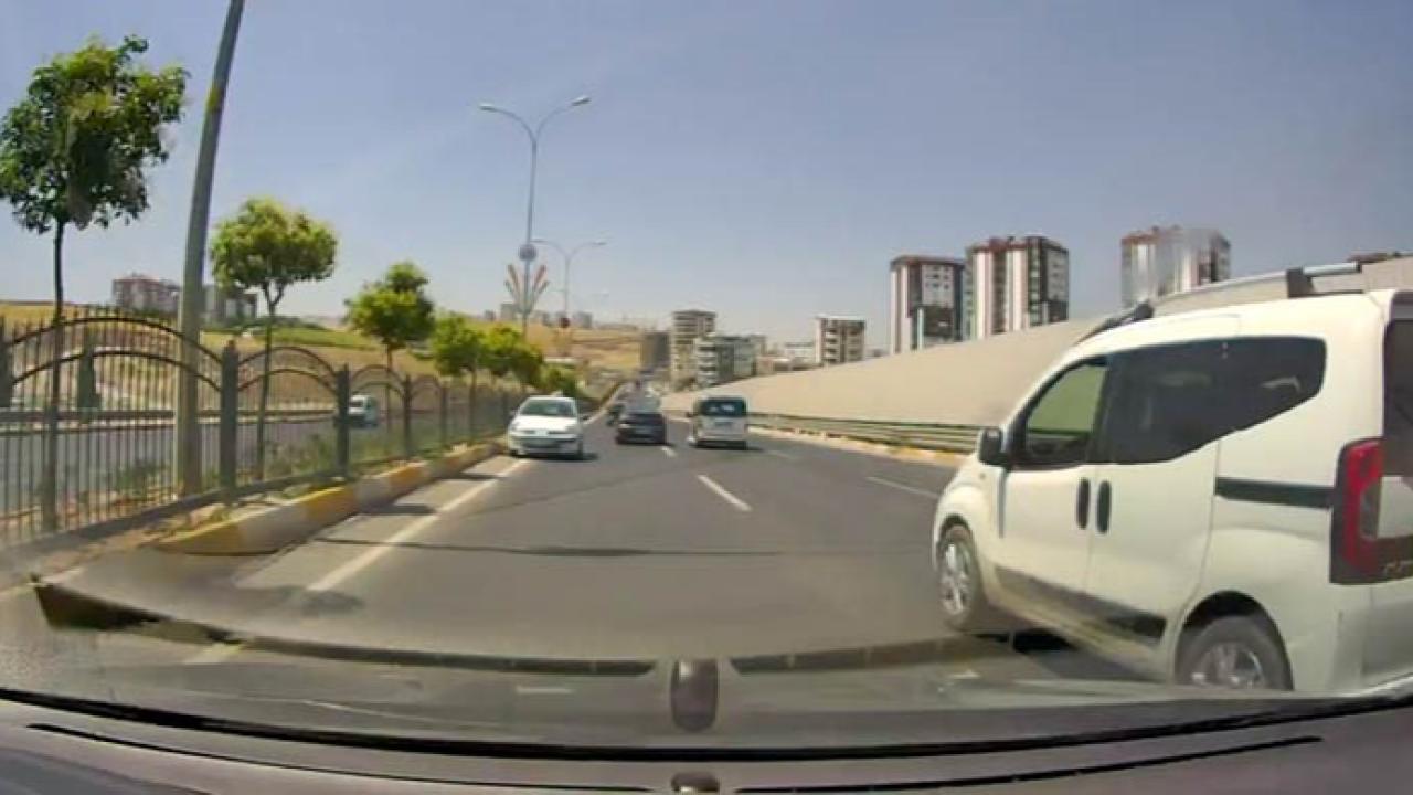 Şanlıurfa'da ters yönde ilerleyen sürücü kamerada