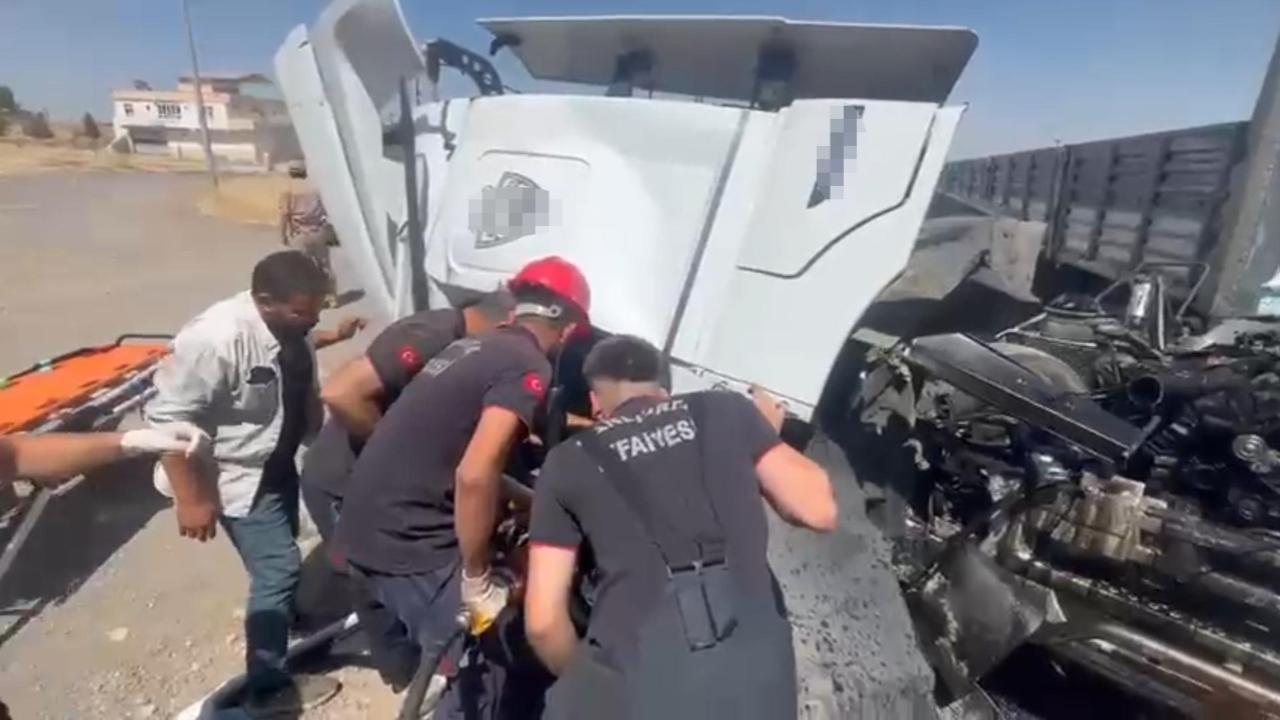 Şanlıurfa'da tır kamyonla çarpıştı: 1 ölü, 1 yaralı