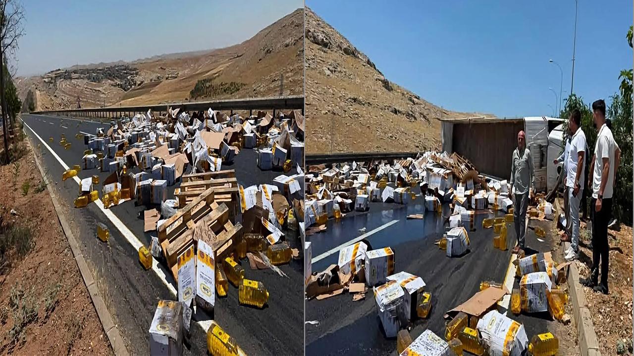 Şanlıurfa'da yağ bidonları yola savruldu.