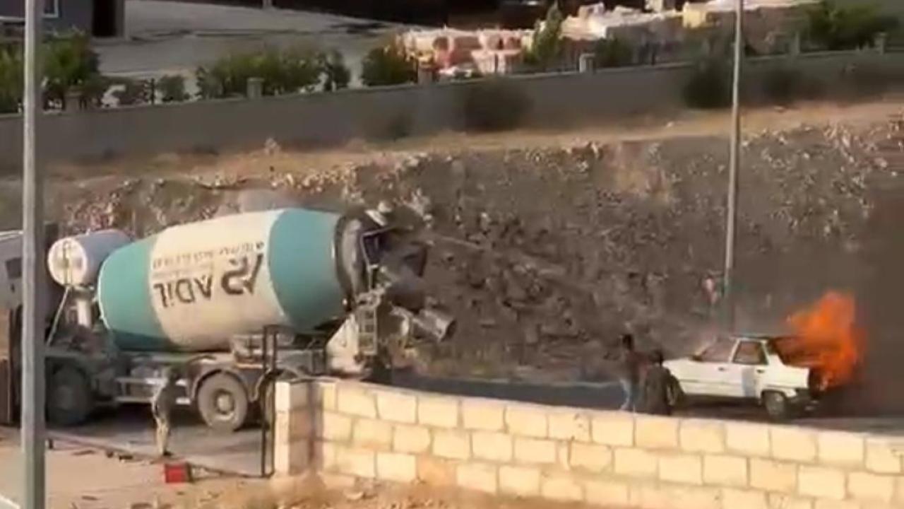 Şanlıurfa'da yanan ototmobili beton mikser söndürdü
