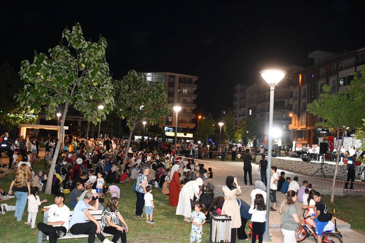 Siverek'te sıcak yaz akşamlarında sıra gecesi etkinliği